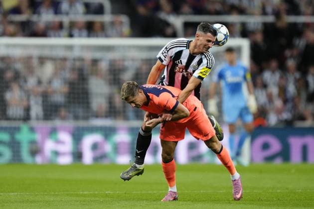 Newcastle United FC v FC Barcelona, Barca - UEFA Champions League NEWCASTLE UPON TYNE, UNITED KINGDOM - SEPTEMBER 18: Robert Lewandowski centre-forward of Barcelona and Fabian Schar centre-back of Newcastle compete for the ball during the UEFA Champions League 2025 26 League Phase MD1 match between Newcastle United FC and FC Barcelona at St James Park on September 18, 2025 in Newcastle upon Tyne, United Kingdom. Jose Hernandez Anadolu Newcastle United Kingdom. Editorial use only. Please get in touch for any other usage.  Copyright: x2025xAnadoluxJosexHernandezx