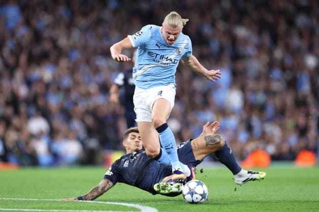 Manchester City v SSC Napoli - UEFA Champions League MANCHESTER, UNITED KINGDOM - SEPTEMBER 18: Erling Haaland of Manchester City is fouled by Giovanni Di Lorenzo of SSC Napoli during the UEFA Champions League match between Manchester City and SSC Napoli at Etihad Stadium on September 18, 2025 in Manchester, United Kingdom. Alex Livesey Anadolu Manchester United, ManU Kingdom. Editorial use only. Please get in touch for any other usage.  Copyright: x2025xAnadoluxAlexxLiveseyx