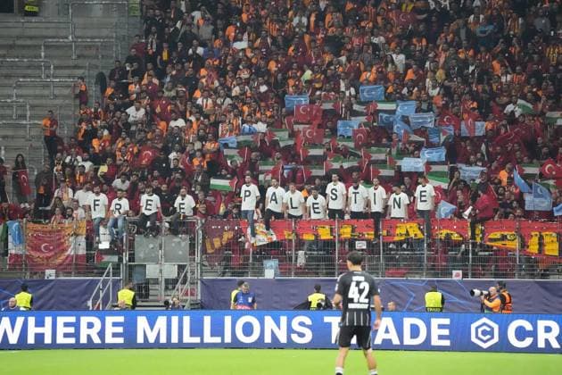 Galatasaray fans with political message FREE PALESTINE, Befreit Palestina Frankfurt 18 09 2025 Eintracht Frankfurt vs Galatasaray Istanbul, Deutsche Bank Park, Matchday 1 UEFA Champions League