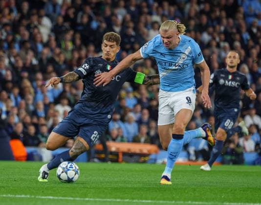 September 18, 2025, Munchester, Munchester, Inghilterra: During the Champions League match between Manchester City and Napoli on September 18, 2025, at the Etihad Stadium in Manchester..Photo: Giovanni Di Lorenzo (capitano) of SSC Napoli - Eerling Haaland of Manchester City Munchester Inghilterra - ZUMAs236 20250918_aap_s236_049 Copyright: xFabioxSassox