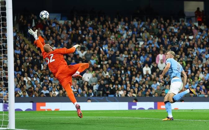 Erling Haaland of Manchester City scores the opening goal Manchester City v Napoli, UEFA Champions League, Group Stage, Football, Etihad Stadium, Manchester, UK - 18 Sep 2025Manchester Etihad Stadium United Kingdom EDITORIAL USE ONLY No use with unauthorised audio, video, data, fixture lists, club league logos or live services. Online in-match use limited to 120 images, no video emulation. No use in betting, games or single club league player publications. Copyright: xMattxWest Shutterstockx 15486943aq