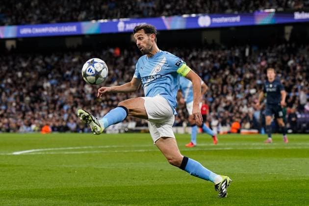Manchester, England, 18th September 2025. Bernardo Silva of Manchester City controls the ball during the Manchester City vs Napoli UEFA Champions League match at the Etihad Stadium, Manchester. Picture credit should read: Andrew Yates Sportimage EDITORIAL USE ONLY. No use with unauthorised audio, video, data, fixture lists, club league logos or live services. Online in-match use limited to 120 images, no video emulation. No use in betting, games or single club league player publications. SPI_045_AY_MCI_NAP SPI-4144-0081