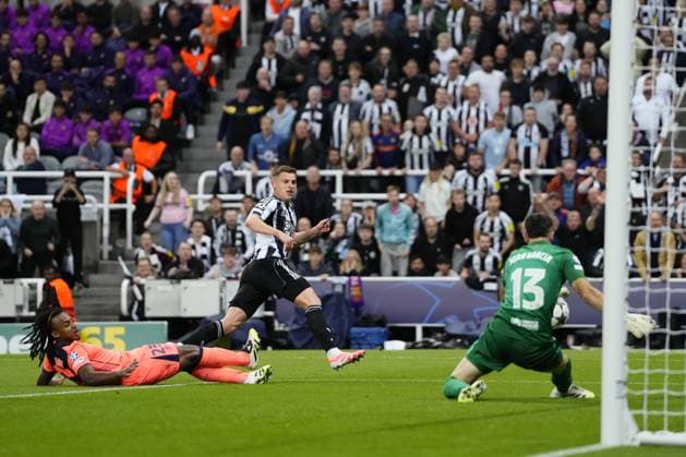 Newcastle United FC v FC Barcelona, Barca - UEFA Champions League NEWCASTLE, UNITED KINGDOM - SEPTEMBER 18: Newcastle United winger Harvey Barnes of the United Kingdom shoots towards goal during the UEFA Champions League 2025 26 League Phase MD1 match between Newcastle United and Barcelona at St James Park in Newcastle upon Tyne, United Kingdom, on September 18, 2025. Jose Hernandez Anadolu Newcastle United Kingdom. Editorial use only. Please get in touch for any other usage.  Copyright: x2025xAnadoluxJosexHernandezx