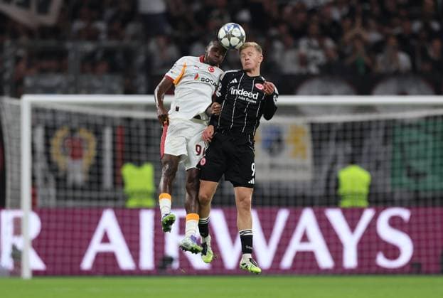 18 09 2025, Football UEFA Champions League, Eintracht Frankfurt Galatasaray SK Istanbul, emonline, emspor, v l , Wilfried Singo Galatasaray SK , Jonathan Burkardt Eintracht Frankfurt DFL DFB REGULATIONS PROHIBIT ANY USE OF PHOTOGRAPHS AS IMAGE SEQUENCES AND OR QUASI VIDEO xdcx Copyright: HMBxMedia Claus