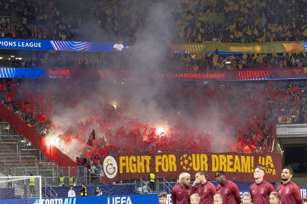 UEFA Champions League Eintracht Frankfurt Galatasaray, 18 09 2025 Choreo of the guest fans of Galatasaray with Bengalo smoke fire flags, Eintracht Frankfurt Galatasaray, Frankfurt, Deutsche Bank Park, 18 9 2025 Copyright: xBEAUTIFULxSPORTS Gawlikx