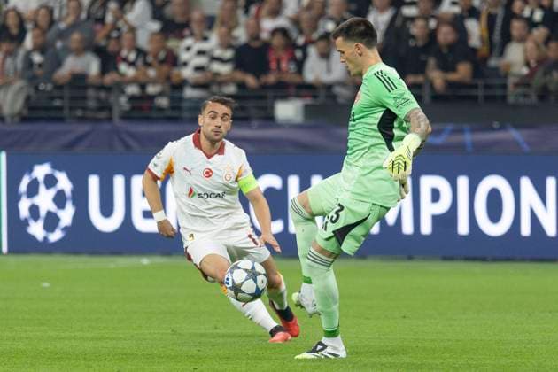 UEFA Champions League Eintracht Frankfurt Galatasaray, 18 09 2025 Michael Zetterer Eintracht Frankfurt 23 clears the ball in front of Yunus Akgün Galatasaray Spor Kulübü Istanbul 11 , Eintracht Frankfurt Galatasaray, Frankfurt, Deutsche Bank Park, 18 9 2025 Copyright: xBEAUTIFULxSPORTS Gawlikx