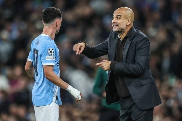 UEFA Champions League 2025 26 Phase MD1 Manchester City vs Napoli League Pep Guardiola manager of Manchester City gives instructions to Phil Foden of Manchester City during the UEFA Champions League 2025 26 Phase MD1 Manchester City vs Napoli League at The City of Manchester Stadium, Manchester, United Kingdom, 18th September 2025 (Photo by Alfie Cosgrove News Images) Manchester Etihad Stadium Manchester United, ManU Kingdom Copyright: xAlfiexCosgrove NewsxImagesx