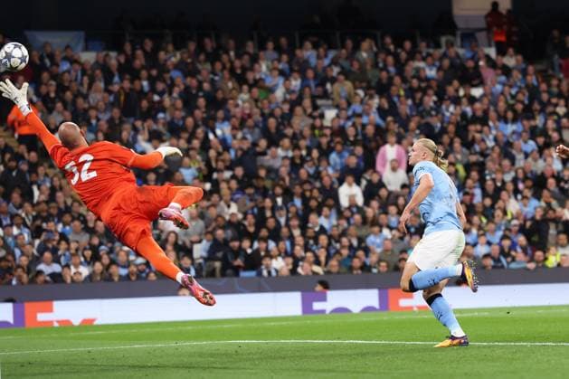 Manchester City v SSC Napoli - UEFA Champions League MANCHESTER, UNITED KINGDOM - SEPTEMBER 18: Erling Haaland of Manchester City scores their first goal during the UEFA Champions League match between Manchester City and SSC Napoli at Etihad Stadium on September 18, 2025 in Manchester, United Kingdom. Alex Livesey Anadolu Manchester United, ManU Kingdom. Editorial use only. Please get in touch for any other usage.  Copyright: x2025xAnadoluxAlexxLiveseyx