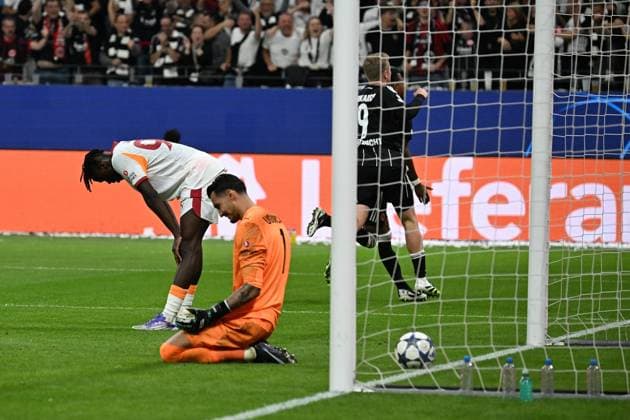 18 09 2025, xjhx, Fußball UEFA Champions League, Eintracht Frankfurt Galatasaray SK Istanbul v l Torjubel nach dem Tor zum celebrating the goal celebrate 4 1 durch Jonathan Jonny Burkardt Eintracht Frankfurt UEFA REGULATIONS PROHIBIT ANY USE OF PHOTOGRAPHS as IMAGE SEQUENCES and or QUASI VIDEO Frankfurt am Main
