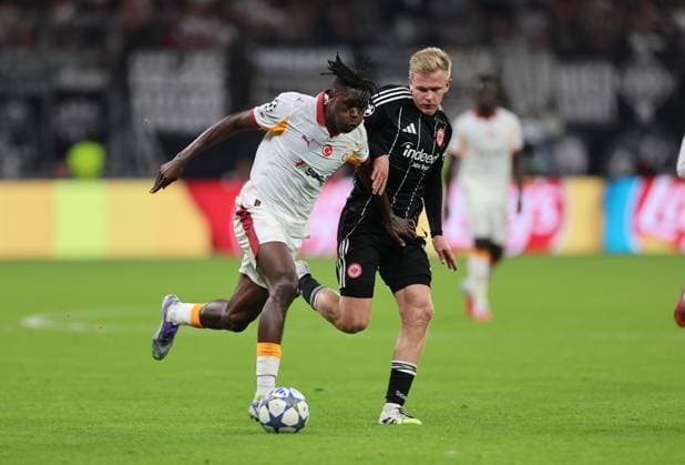 18 09 2025, Football UEFA Champions League, Eintracht Frankfurt Galatasaray SK Istanbul, emonline, emspor, v l ,Wilfried Singo Galatasaray SK , Jonathan Burkardt Eintracht Frankfurt DFL DFB REGULATIONS PROHIBIT ANY USE OF PHOTOGRAPHS AS IMAGE SEQUENCES AND OR QUASI VIDEO xdcx Copyright: HMBxMedia Claus