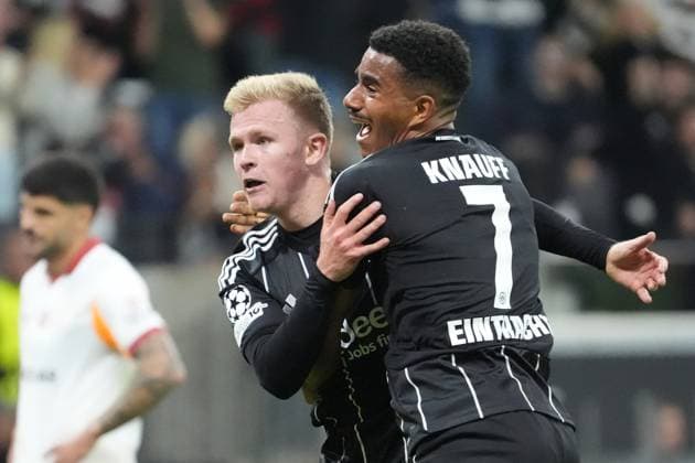 celebrate the goal, goal celebration for 4 1 Jonathan Burkhardt Eintracht Frankfurt, 09 with Ansgar Knauff Eintracht Frankfurt, 07 Frankfurt 18 09 2025 Eintracht Frankfurt vs Galatasaray Istanbul, Deutsche Bank Park, Matchday 1 UEFA Champions League