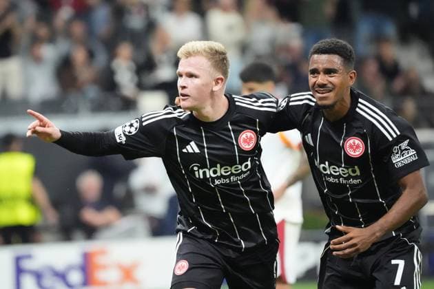 celebrate the goal, goal celebration for 4 1 Jonathan Burkhardt Eintracht Frankfurt, 09 with Ansgar Knauff Eintracht Frankfurt, 07 Frankfurt 18 09 2025 Eintracht Frankfurt vs Galatasaray Istanbul, Deutsche Bank Park, Matchday 1 UEFA Champions League
