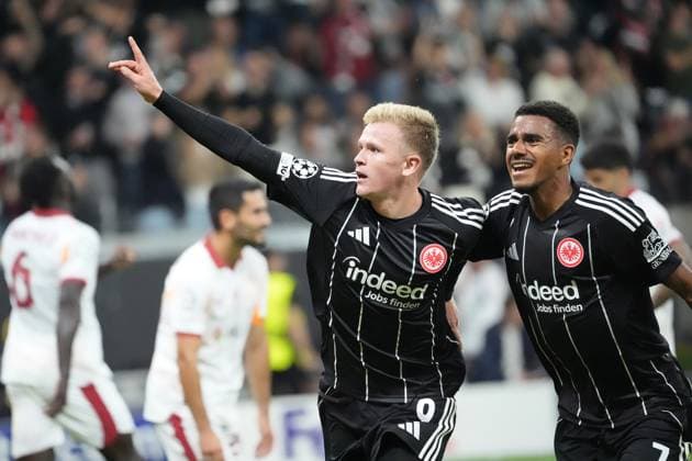 celebrate the goal, goal celebration for 4 1 Jonathan Burkhardt Eintracht Frankfurt, 09 with Ansgar Knauff Eintracht Frankfurt, 07 Frankfurt 18 09 2025 Eintracht Frankfurt vs Galatasaray Istanbul, Deutsche Bank Park, Matchday 1 UEFA Champions League