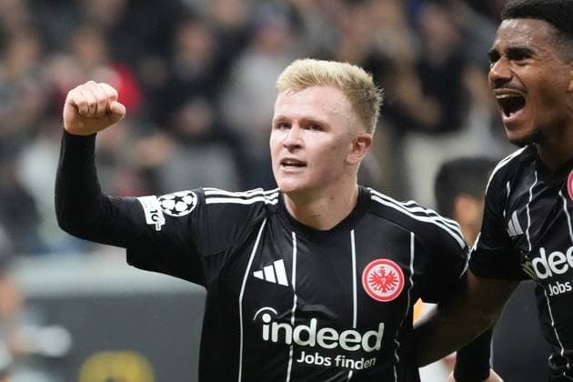 celebrate the goal, goal celebration for 4 1 Jonathan Burkhardt Eintracht Frankfurt, 09 with Ansgar Knauff Eintracht Frankfurt, 07 Frankfurt 18 09 2025 Eintracht Frankfurt vs Galatasaray Istanbul, Deutsche Bank Park, Matchday 1 UEFA Champions League