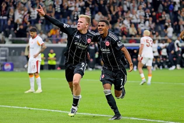 Frankfurt, Germany 18 September 2025 Champions League 2025 2026 Eintracht Frankfurt vs Galatasaray Istanbul In the picture from left goal scorer Jonathan Burkardt Frankfurt and Ansgar Knauff Frankfurt are happy about the goal for the 4 1 Deutsche Bank Park Hessen Copyright: xFotostandx xRacochax