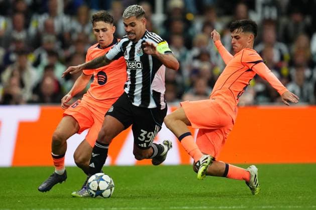ESP: Newcastle United - FC Barcelona, Barca La Liga EA Sports. UEFA Champions League. Matchday 1. Bruno Guimaraes of Newcastle United and Fermin Lopez and Pedro Gonzalez Pedri of FC Barcelona during the UEFA Champions League match, between Newcastle United and FC Barcelona, matchday 1, played at St. James Park Stadium on September 18, 2025 in Newcastle, England. Copyright: xBaguxBlancox xPRESSINx PS_250918_NEW_BAR_2526_037
