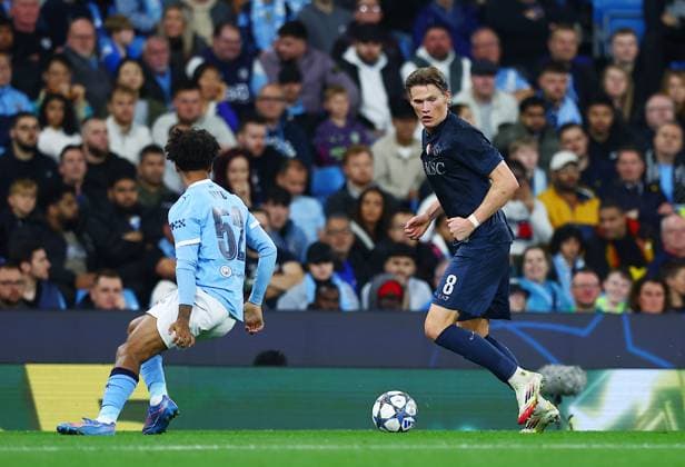 Scott McTominay of Napoli and Oscar Bobb of Manchester City Manchester City v Napoli, UEFA Champions League, Group Stage, Football, Etihad Stadium, Manchester, UK - 18 Sep 2025Manchester Etihad Stadium United Kingdom EDITORIAL USE ONLY No use with unauthorised audio, video, data, fixture lists, club league logos or live services. Online in-match use limited to 120 images, no video emulation. No use in betting, games or single club league player publications. Copyright: xMattxWest Shutterstockx 15486943az