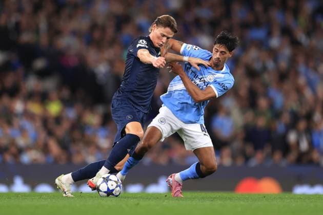 Fußball UEFA-Champions-League-Phase Manchester City gegen SSC Napoli 18. September 2025 UEFA-Champions-League-Phase Manchester City gegen SSC Napoli Scott McTominay von Napoli und Tijjani Reijnders von Manchester City Foto Simon Stacpoole Abseits Manchester UK  Copyright: xSimonxStacpoolexOffside