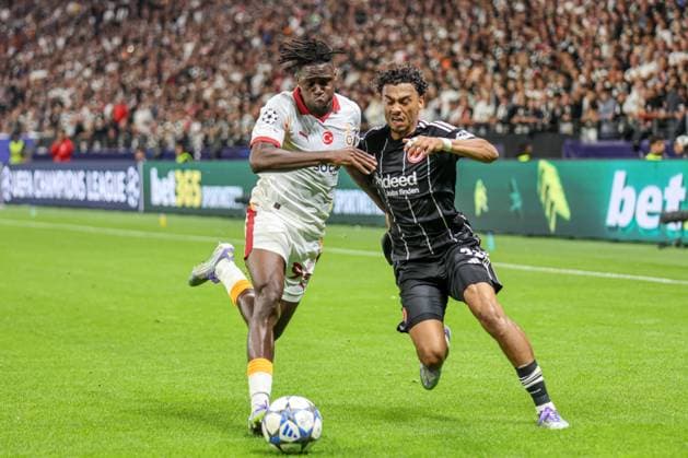 Champions League Eintracht Frankfurt Galatasaray AS on 18 09 25 at Deutsche Bank Park, Frankfurt Wilfried Singo, Galatasaray, 90 and Nathaniel Brown, Eintracht Frankfurt, 21 in a duel Frankfurt Deutsche Bank Park Frankfurt Germany Copyright: xAlfioxMarinox