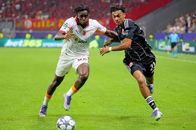 Frankfurt, Germany September 18, 2025 Champions League 2025 2026 Eintracht Frankfurt vs Galatasaray Istanbul In the picture from left in the duel Mario Lemina Galatasaray against Nathaniel Brown Frankfurt Deutsche Bank Park Hessen Copyright: xFotostandx xRacochax