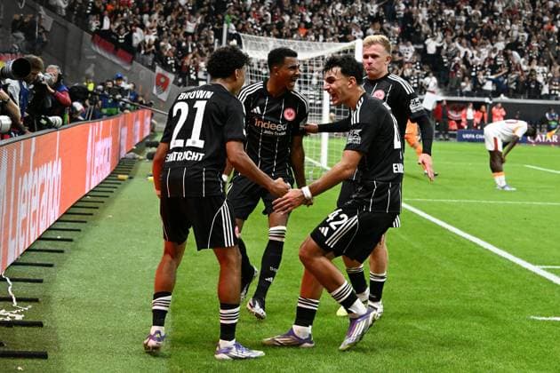 18 09 2025, xsltx, Football UEFA Champions League, Eintracht Frankfurt Galatasaray SK Istanbul v l Goal celebration after the goal to celebrate the goal celebrate 4 1 by Jonathan Jonny Burkardt Eintracht Frankfurt with Ansgar Knauff Eintracht Frankfurt Nathaniel Brown Eintracht Frankfurt Can Uzun Eintracht Frankfurt DFL DFB REGULATIONS PROHIBIT ANY USE OF PHOTOGRAPHS as IMAGE SEQUENCES and or QUASI VIDEO Frankfurt am Main