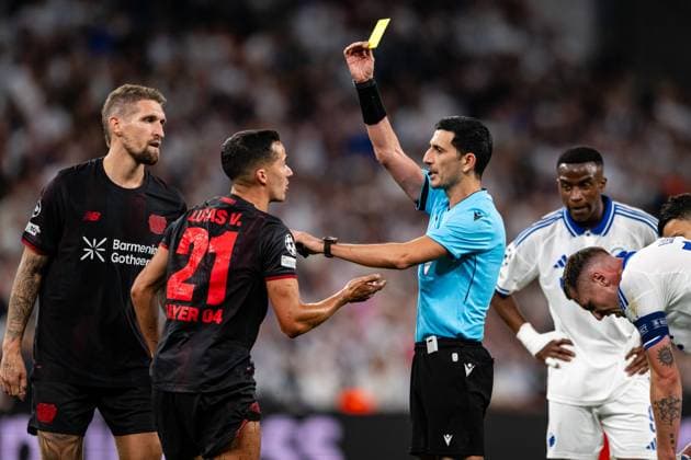 FC Copenhagen v Bayer Leverkusen, UEFA Champions League, Copenhagen, Denmark Copenhagen, Denmark. 18th, September 2025. Referee Aliyar Aghayev books Lucas Vazquez (21) of Bayer Leverkusen during the UEFA Champions League match between FC Copenhagen and Bayer Leverkusen at Parken in Copenhagen. Denmark, Copenhagen  Copyright: xGonzalesxPhoto TobiasxJorgensenx