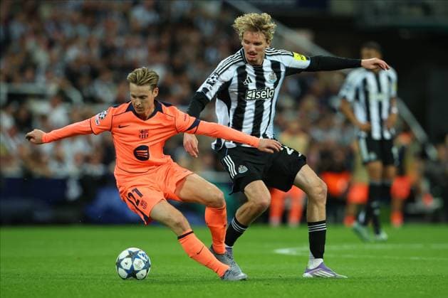 Newcastle United FC v FC Barcelona, Barca - UEFA Champions League 2025 26 League Phase MD1 Frenkie de Jong of FC Barcelona and Nick Woltemade of Newcastle United challenge during the UEFA Champions League 2025 26 League Phase MD1 match between Newcastle United FC and FC Barcelona at St James Park on September 18, 2025 in Newcastle upon Tyne, England. Newcastle upon Tyne St. James Park England United Kingdom Copyright: xEdxSykes Sportsphoto APLx 14135259