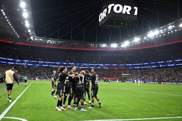 18 09 2025, xjhx, Fußball UEFA Champions League, Eintracht Frankfurt Galatasaray SK Istanbul v l Torjubel nach dem Tor zum celebrating the goal celebrate 5 1 durch Ansgar Knauff Eintracht Frankfurt DFL DFB REGULATIONS PROHIBIT ANY USE OF PHOTOGRAPHS as IMAGE SEQUENCES and or QUASI VIDEO Frankfurt am Main