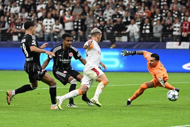 18 09 2025, xjhx, Fussball UEFA Champions League, Eintracht Frankfurt Galatasaray SK Istanbul v l Ansgar Knauff Eintracht Frankfurt Torschuetze, erzielt das Tor, Treffer, scores the goal 5 1 Ugurcan Cakir Galatasaray Istanbul UEFA REGULATIONS PROHIBIT ANY USE OF PHOTOGRAPHS as IMAGE SEQUENCES and or QUASI VIDEO Frankfurt am Main