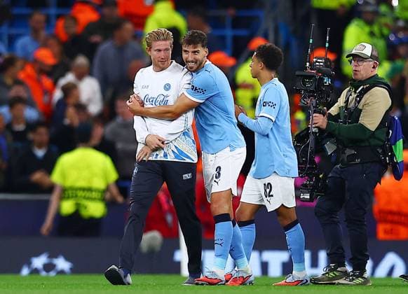 Kevin De Bruyne of Napoli and Ruben Dias of Manchester City at the end of the match Manchester City v Napoli, UEFA Champions League, Group Stage, Football, Etihad Stadium, Manchester, UK - 18 Sep 2025Manchester Etihad Stadium United Kingdom EDITORIAL USE ONLY No use with unauthorised audio, video, data, fixture lists, club league logos or live services. Online in-match use limited to 120 images, no video emulation. No use in betting, games or single club league player publications. Copyright: xMattxWest Shutterstockx 15486943be