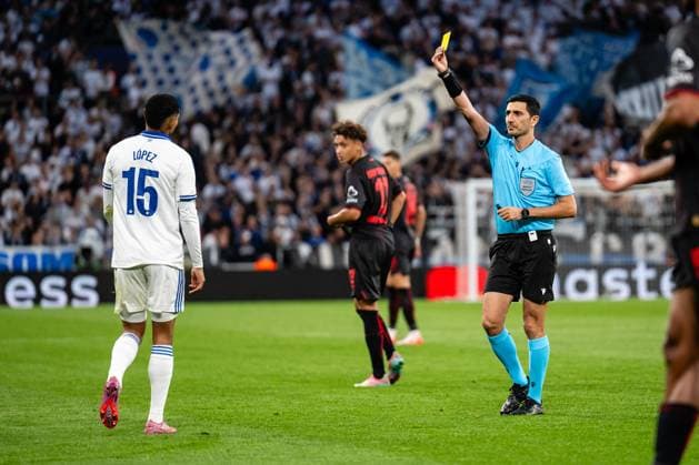 FC Copenhagen v Bayer Leverkusen, UEFA Champions League, Copenhagen, Denmark Copenhagen, Denmark. 18th, September 2025. Referee Aliyar Aghayev books Marcos Lopez (15) of FC Copenhagen during the UEFA Champions League match between FC Copenhagen and Bayer Leverkusen at Parken in Copenhagen. Denmark, Copenhagen  Copyright: xGonzalesxPhoto TobiasxJorgensenx