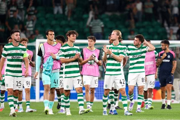 Sporting CP v Kairat Futbol Kluby - UEFA Champions League 2025 2026 Sporting agradece aos adeptos durante a partida entre Sporting CP v Kairat Futbol Kluby, valida pela UEFA Champions League 2025 2026 no Estadio Jose Alvalade, Portugal (Foto de Diogo Faria Reis Avant Sports) Lisboa Estadio Jose Alvalade Portugal Copyright: xDiogoxFariaxReis AvantxSportsx