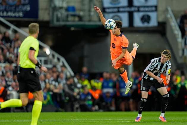 September 18, 2025, Newcastle, Newcastle, England: Pau Cubarsi of FC Barcelona, Barca in action during the UEFA Champions League 2025 26 League Phase MD1 match between Newcastle United FC and FC Barcelona at St James Park on September 18, 2025 in Newcastle upon Tyne, England. Newcastle England - ZUMAa181 20250918_zaa_a181_121 Copyright: xDennisxAgyemanx