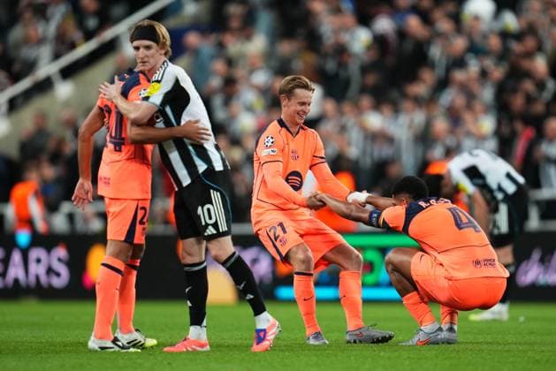 ESP: Newcastle United - FC Barcelona, Barca La Liga EA Sports. UEFA Champions League. Matchday 1. Frenkie de Jong and Ronald Araujo of FC Barcelona during the UEFA Champions League match, between Newcastle United and FC Barcelona, matchday 1, played at St. James Park Stadium on September 18, 2025 in Newcastle, England. Copyright: xBaguxBlancox xPRESSINx PS_250918_NEW_BAR_2526_050