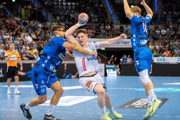 Handball I Men I Season 2025 2026 I Bundesliga I 5 Matchday I TVB Stuttgart Frisch Auf Göppingen I 18 09 2025 Oskar Neudeck 2, Frisch Auf Göppingen with ball, defended by Antonio Serradilla Cuenca 5, TVB Stuttgart Stuttgart Porsche Arena Baden Württemberg Germany Copyright: xLobeca MaxxPetershansx