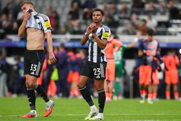 Newcastle United FC v FC Barcelona, Barca Champions League Jacob Murphy Of Newcastle United applauds the fans while a Dejected Dan Burn Of Newcastle United has his head in his shirt during the Newcastle United FC v FC Barcelona Champions League Round One match at St.James Park, Newcastle, United Kingdom on 17 September 2025 Credit: Lee Keuneke Every Second Media Editorial use only. All images are copyright Every Second Media Limited. No images may be reproduced without prior permission. Copyright: xIMAGO EveryxSecondxMediax ESM-1585-0054 LeexKeunekex xEveryxSecondxMediax