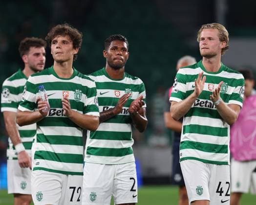 Eduardo Quaresma ( Sporting CP ) and Morten Hjulmand ( Sporting CP ) thanking the fans at the end of the match between Sporting CP and Kairat Almaty , valid for Champions League at Estadio de Alvalade on 18 September 2025. Lisboa Portugal Copyright: xIMAGOx xPRIMExSPORTSxIMAGESx xFILIPExOLIVEIRAx