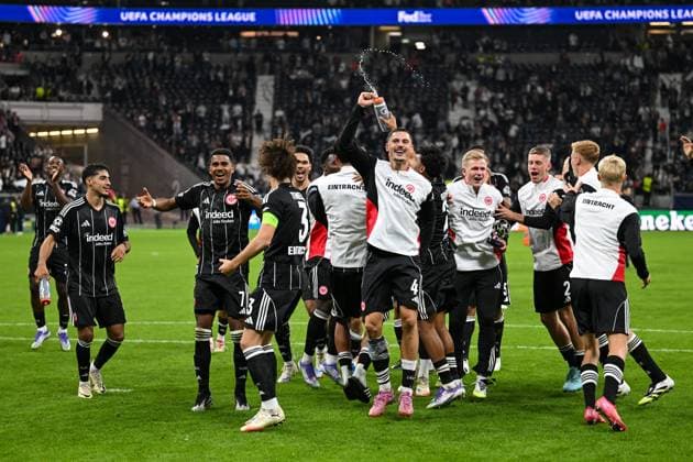 The players around Robin Koch Eintracht Frankfurt, 04 celebrate the victory, GER, Eintracht Frankfurt vs Galatasaray Istanbul, Football, UEFA Champions League, League Phase, Matchday 1, Season 2025 2026, 18 09 2025 GER, Eintracht Frankfurt vs Galatasaray Istanbul, Football, UEFA Champions League, League Phase, Matchday 1, Season 2025 2026, 18 09 2025 Frankfurt am Main Copyright: xEibner-Pressefoto FlorianxWiegandx EP_FWD