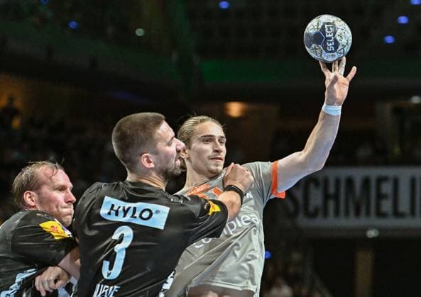 18 09 2025, xlakx, Handball, EHF Champions League, Fuechse Berlin Aalborg Handbold v l Max Darj Fuechse Berlin , Fabian Wiede Fuechse Berlin , Juri Knorr Aalborg Handbold duel, duel, fight, tackle Berlin Daniel Lakomski