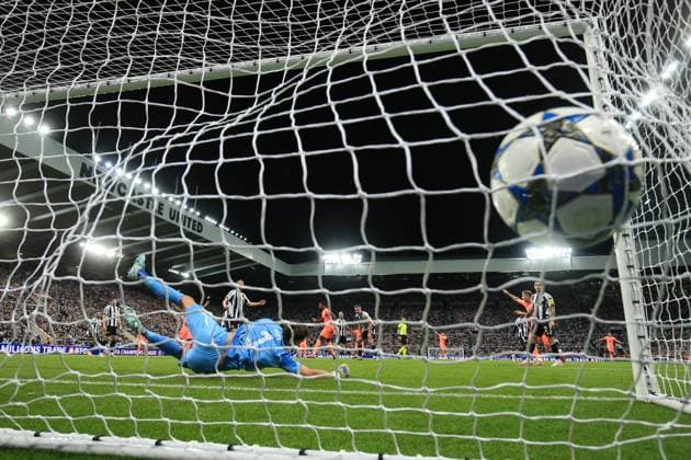 Newcastle United gegen Barcelona 18. September 2025, Newcastle Champions League Fußball Newcastle United gegen Barcelona Marcus Rashford (Barcelona) schießt das erste Tor gegen Nick Pope (Newcastle United) Foto  Copyright: xDanielxChestertonxOffside