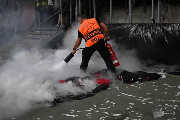 18 09 2025, xjhx, Football UEFA Champions League, Eintracht Frankfurt Galatasaray SK Istanbul v l Eintracht fans burn fan paraphernalia flags of Istanbul DFL DFB REGULATIONS PROHIBIT ANY USE OF PHOTOGRAPHS as IMAGE SEQUENCES and or QUASI VIDEO Frankfurt am Main