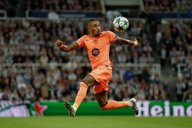 18th September 2025; St James Park, Newcastle, England; UEFA Champions League Football, Newcastle United versus Barcelona; Raphinha of Barcelona controls the high ball  CraigxCowan