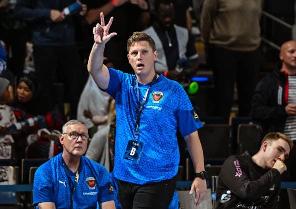 18 09 2025, xlakx, Handball, EHF Champions League, Fuechse Berlin Aalborg Handbold v l Nicolej Krickau Fuechse Berlin coach gives instructions, gesticulates with arms, gesticulate, gives instructions Berlin Daniel Lakomski