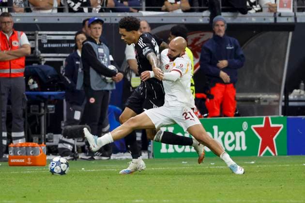 Nnamdi Collins Eintracht Frankfurt, 34 and Ahmed Kutucu Galatasaray SK, 21 in duel , Germany, Soccer, UEFA Champions League, Matchday 1, 2025 2026, Eintracht Frankfurt vs Galatasaray SK, 18 09 2025, Deutsche Bank Park, Frankfurt am Main, Germany Frankfurt am Main Deutsche Bank Park Hessen Germany Copyright: xGrantxHubbsx