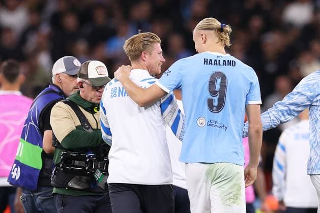 Manchester City v SSC Napoli - UEFA Champions League MANCHESTER, UNITED KINGDOM - SEPTEMBER 18: Erling Haaland of Manchester City talks with Kevin De Bruyne of SSC Napoli after the UEFA Champions League match between Manchester City and SSC Napoli at Etihad Stadium on September 18, 2025 in Manchester, United Kingdom. Alex Livesey Anadolu Manchester United, ManU Kingdom. Editorial use only. Please get in touch for any other usage.  Copyright: x2025xAnadoluxAlexxLiveseyx