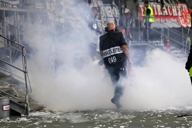 Head of operations extinguishes fire of Eintracht Frankfurt fans , Germany, Football, UEFA Champions League, Matchday 1, 2025 2026, Eintracht Frankfurt vs Galatasaray SK, 18 09 2025, Deutsche Bank Park, Frankfurt am Main, Germany Frankfurt am Main Deutsche Bank Park Hessen Germany Copyright: xGrantxHubbsx