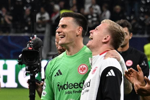 18 09 2025, xsltx, Football UEFA Champions League, Eintracht Frankfurt Galatasaray SK Istanbul v l jubilation, joy about the victory Michael Zetterer Eintracht Frankfurt Jonathan Jonny Burkardt Eintracht Frankfurt DFL DFB REGULATIONS PROHIBIT ANY USE OF PHOTOGRAPHS as IMAGE SEQUENCES and or QUASI VIDEO Frankfurt am Main