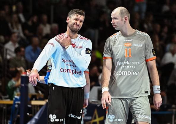18 09 2025, xlakx, Handball, EHF Champions League, Fuechse Berlin Aalborg Handbold v l Niklas Landin Aalborg Handbold , Simon Hald Aalborg Handbold enttäuscht, schaut enttaeuscht, niedergeschlagen, disappointed Berlin Daniel Lakomski