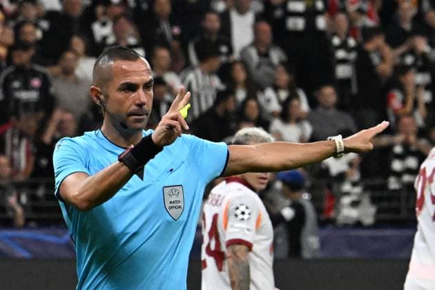 18 09 2025, xsltx, Football UEFA Champions League, Eintracht Frankfurt Galatasaray SK Istanbul v l Referee Referee Marco Guida Italy DFL DFB REGULATIONS PROHIBIT ANY USE OF PHOTOGRAPHS as IMAGE SEQUENCES and or QUASI VIDEO Frankfurt am Main