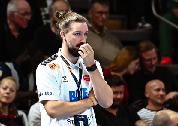 18 09 2025, xlakx, Handball, EHF Champions League, Fuechse Berlin Aalborg Handbold v l Simon Dahl Aalborg Handbold coach disappointed, looks disappointed, dejected, disappointed Berlin Daniel Lakomski